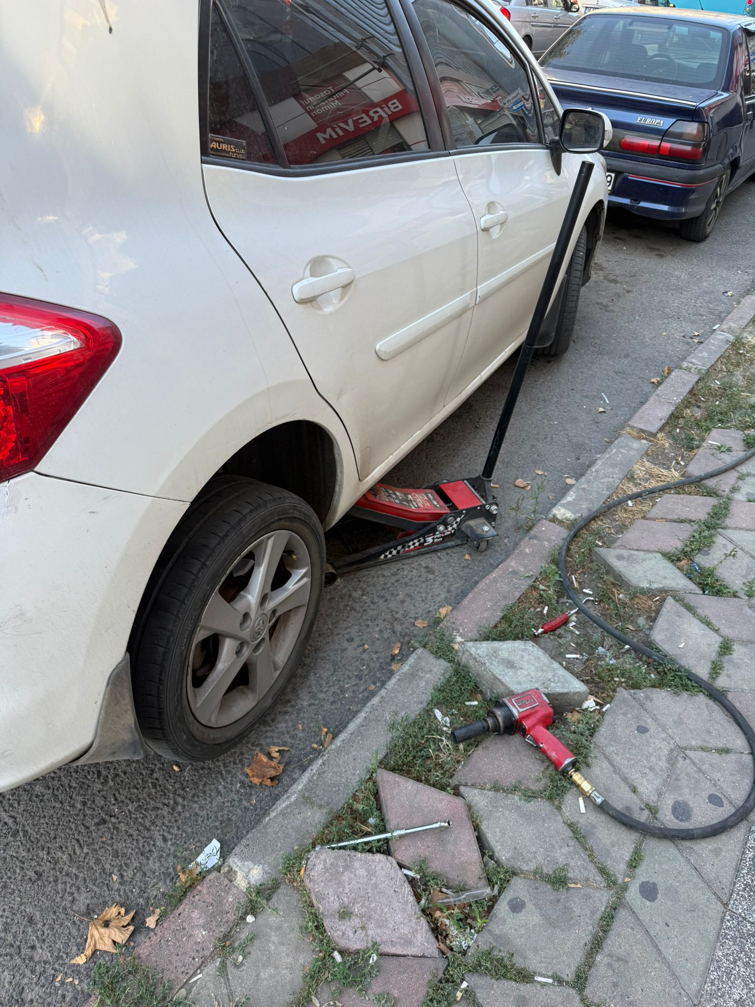 Sağlık Mahallesi Lastik Değişimi